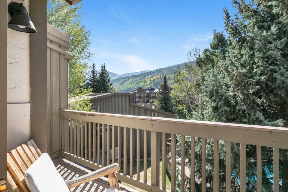 Outdoor Pool, Gas Grill, Private Washer & Dryer, On Bus Route House in Vail
