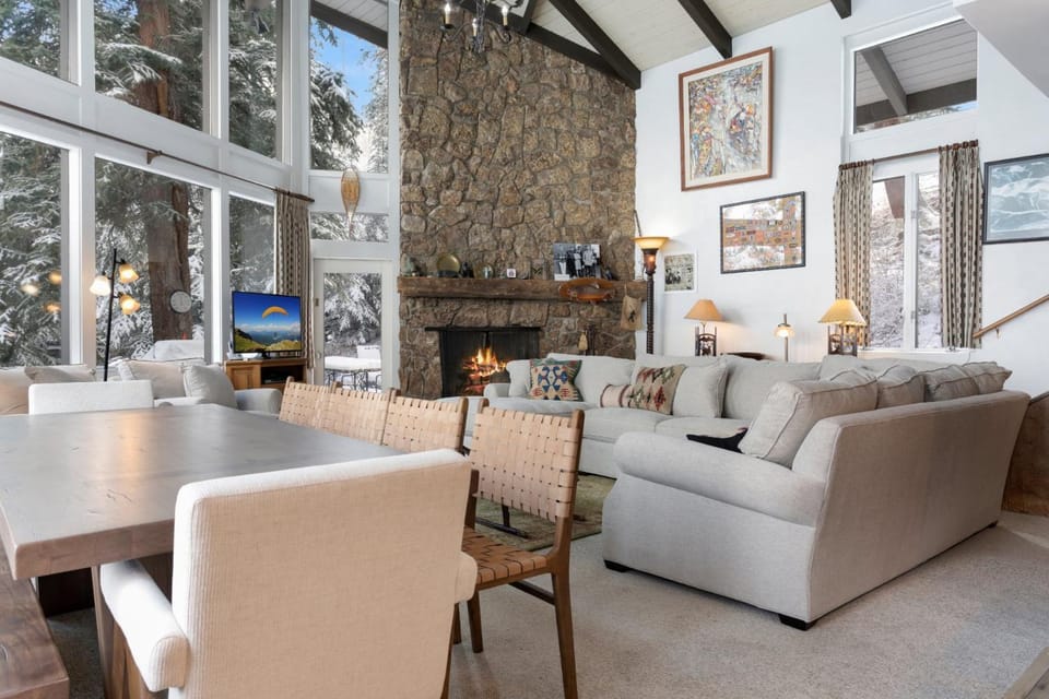 Walk to Skiing and Vail Village, Prestigious Forest Road Location, Private Hot Tub House in Vail