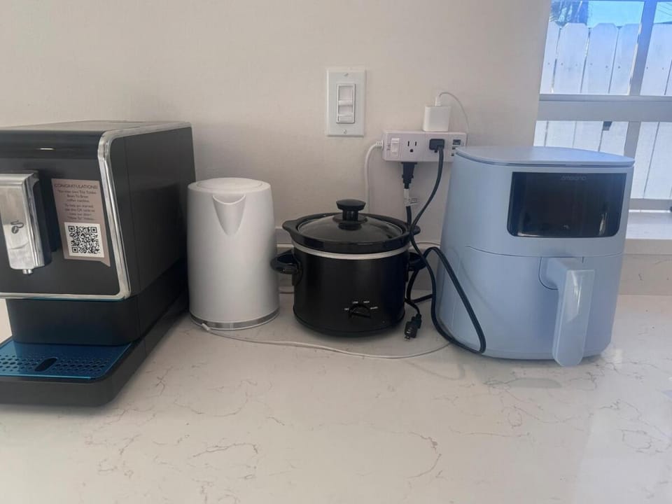 Tempurpedic Queen - Laundry, Parking & EV Charger Apartment in Hollywood