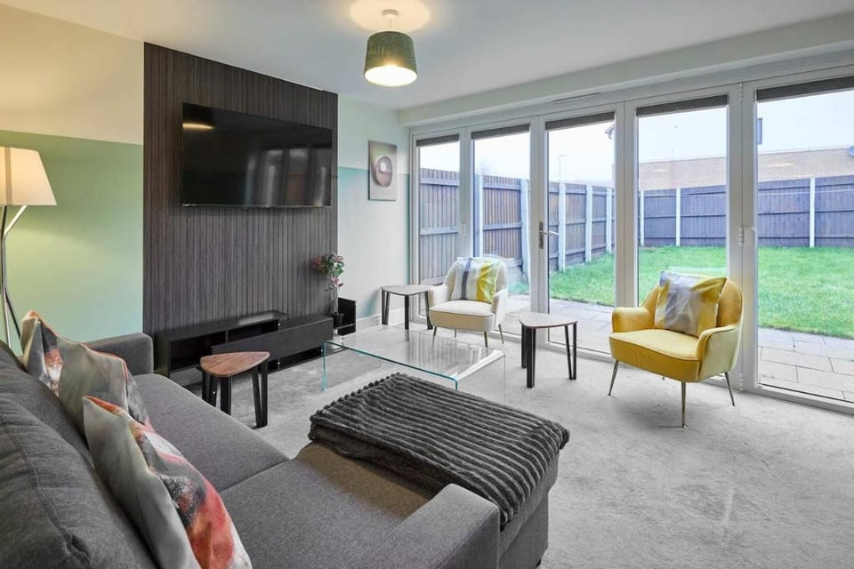 Modern Home with Garden, Corby House in Corby