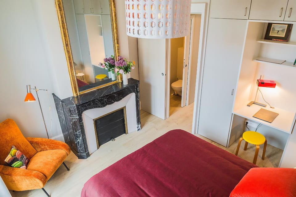 Photo of the whole room, Bedroom