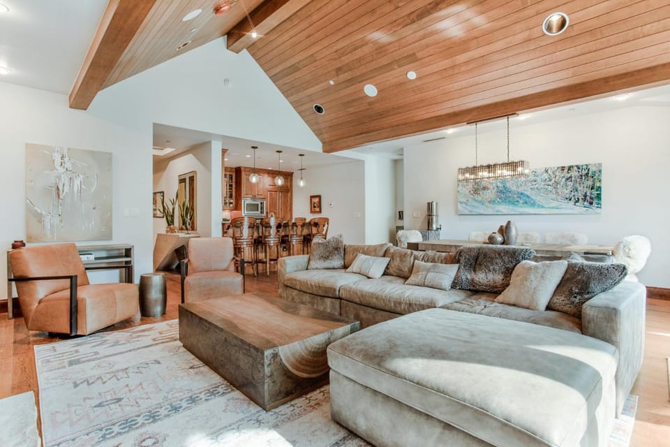 Penthouse Luxury Condo, Covered Parking, 2 Minute Walk to Cascade Lift Apartment in Vail