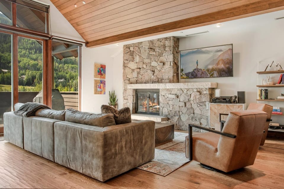 Penthouse Luxury Condo, Covered Parking, 2 Minute Walk to Cascade Lift Apartment in Vail