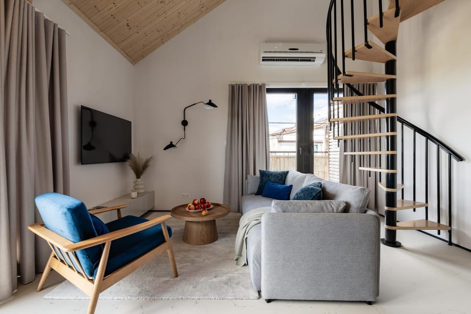 TV and multimedia, Living room, Seating area, internet, air conditioner