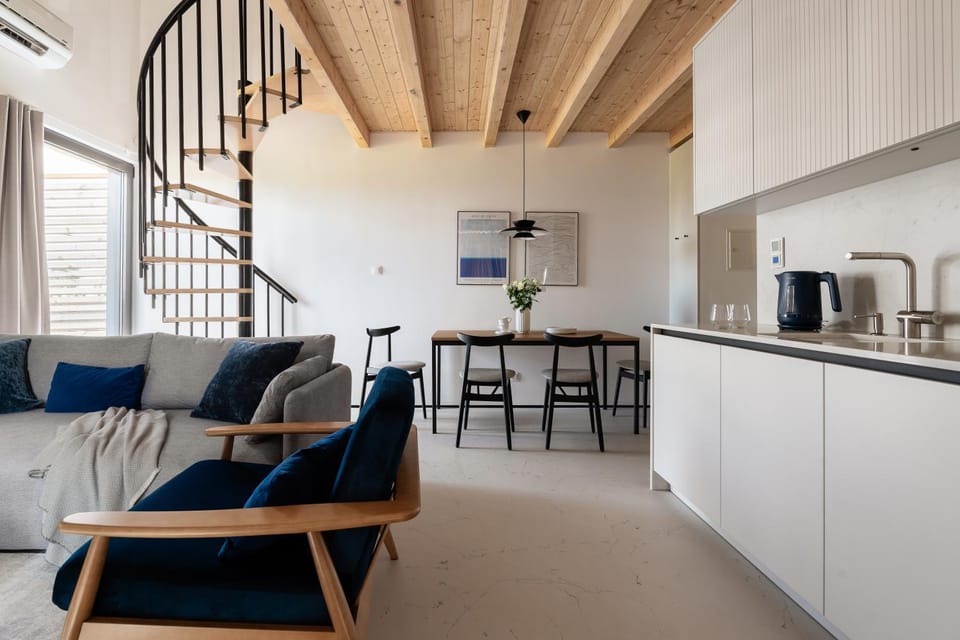 Kitchen or kitchenette, Living room, Seating area, Dining area, microwave, minibar, pet friendly, stove, kitchen