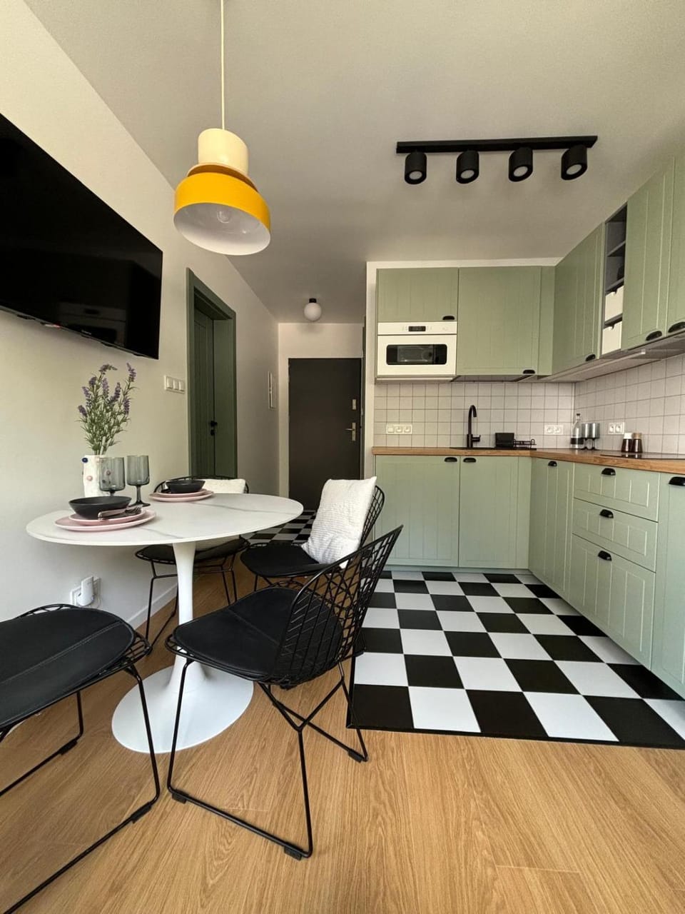 TV and multimedia, Kitchen or kitchenette, Living room, Seating area, Dining area, oven, stove