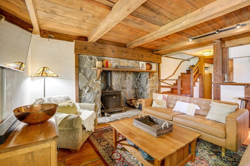 Walk to Lake Gregory Family Retreat with Patio! House in Crestline