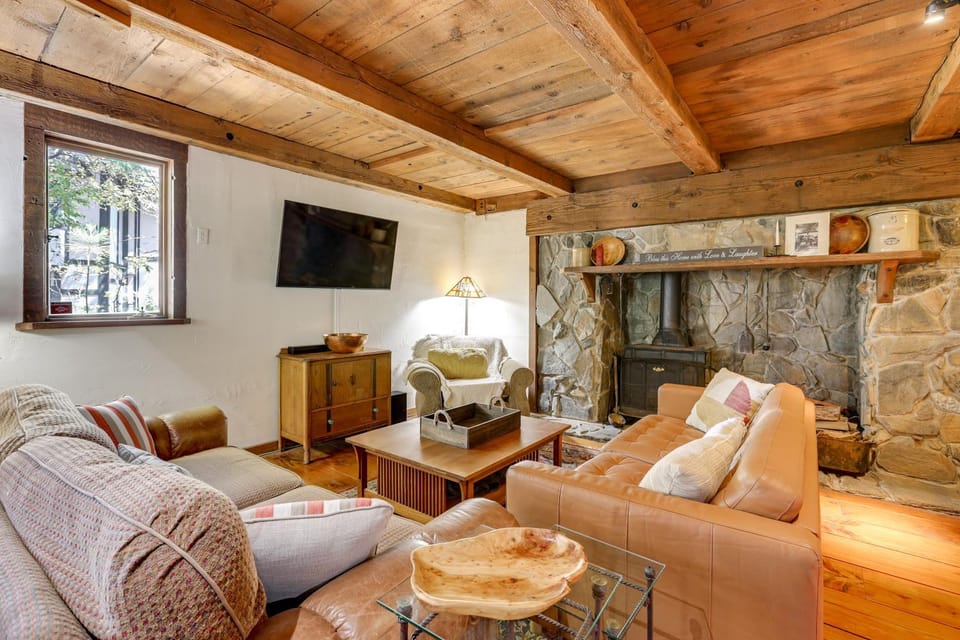 Walk to Lake Gregory Family Retreat with Patio! House in Crestline