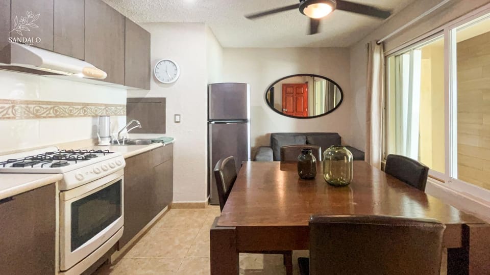 Kitchen or kitchenette, minibar, oven, stove