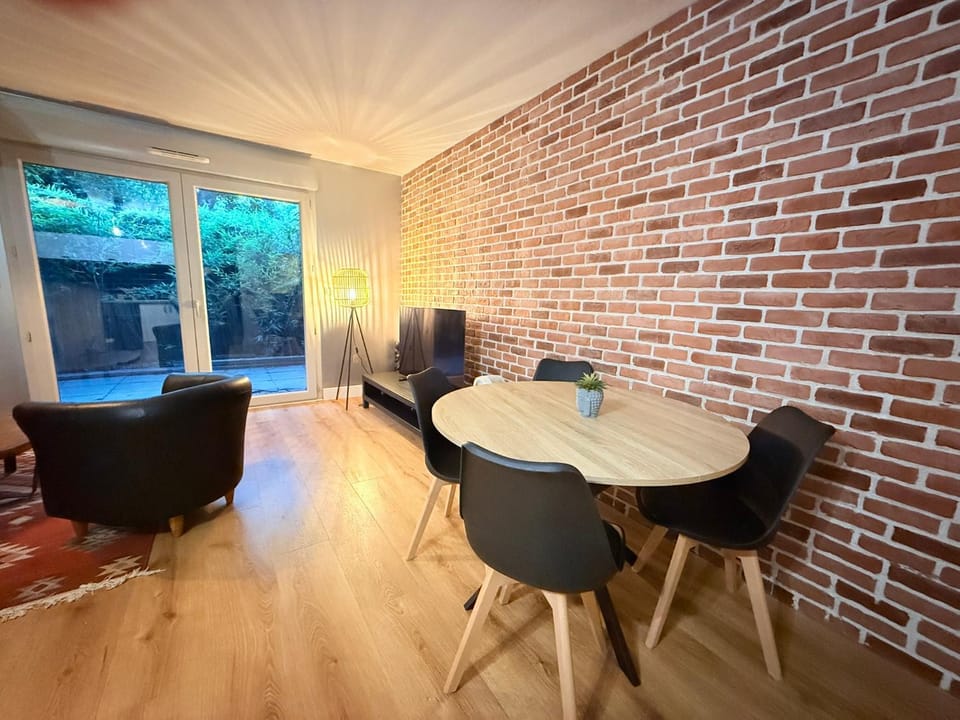 TV and multimedia, Balcony/Terrace, Living room, Dining area, Parking
