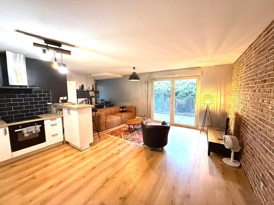 Coffee/tea facilities, Kitchen or kitchenette, Seating area, Dining area, Parking, internet, microwave, oven, stove, towels