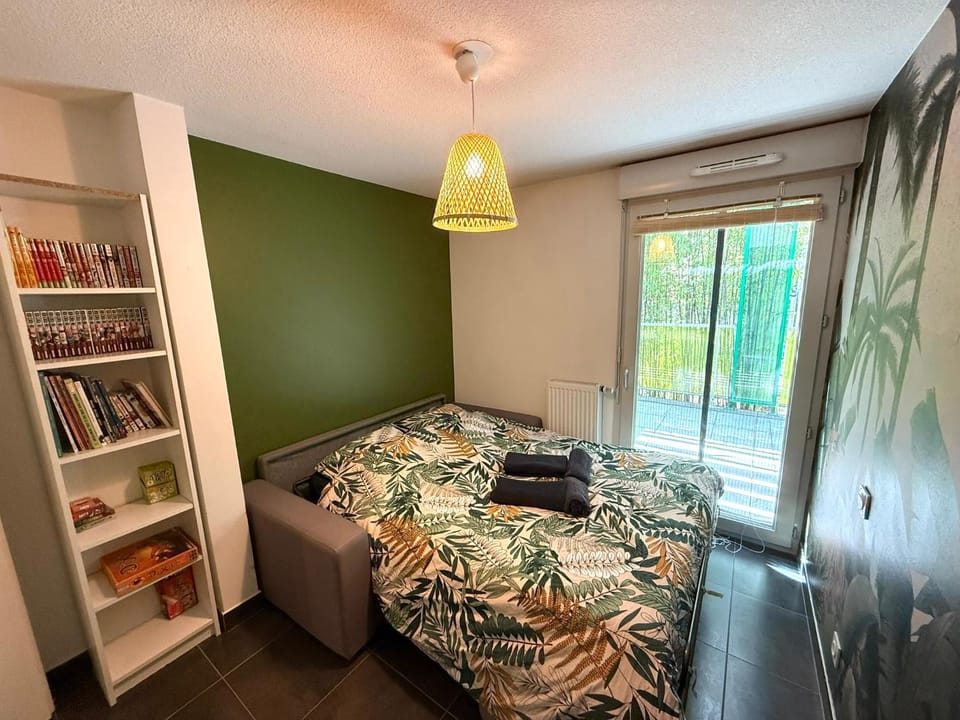 Bed, Library, Photo of the whole room, Bedroom, Parking