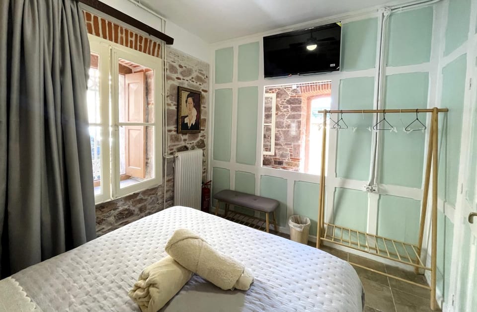 TV and multimedia, Photo of the whole room, Bedroom, heating, air conditioner