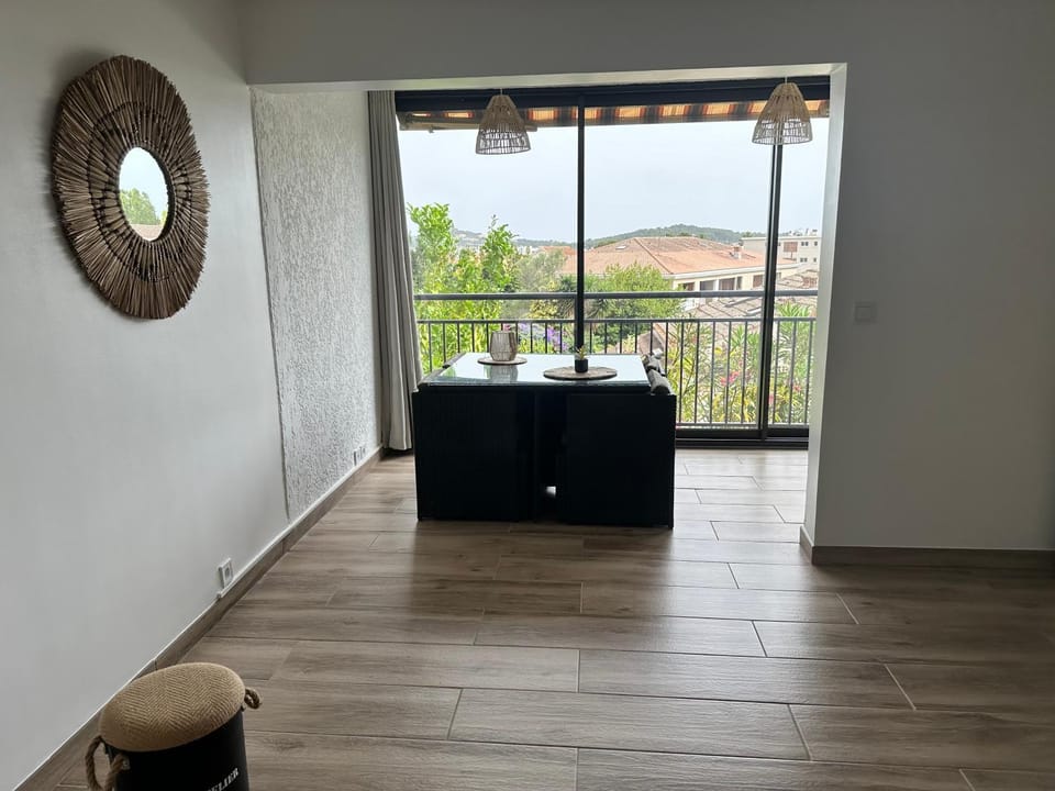 Appartement dans résidence privée avec piscine proche mer Apartment in La Seyne-sur-Mer