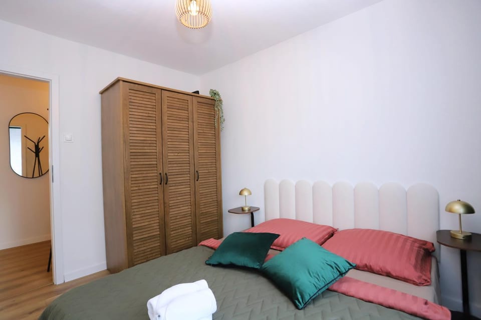 Bed, Photo of the whole room, Bedroom, towels, wardrobe