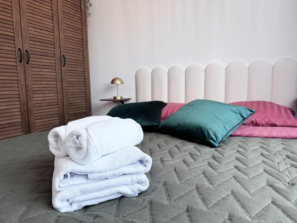 Bed, Photo of the whole room, Bedroom, towels