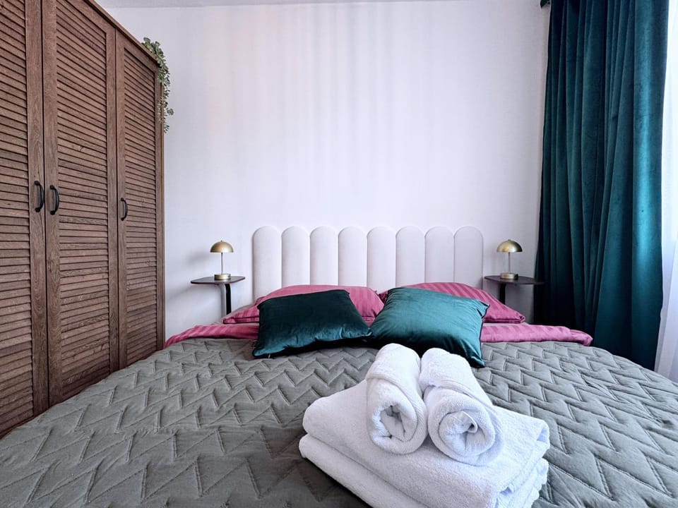 Bed, Photo of the whole room, Bedroom, towels, wardrobe