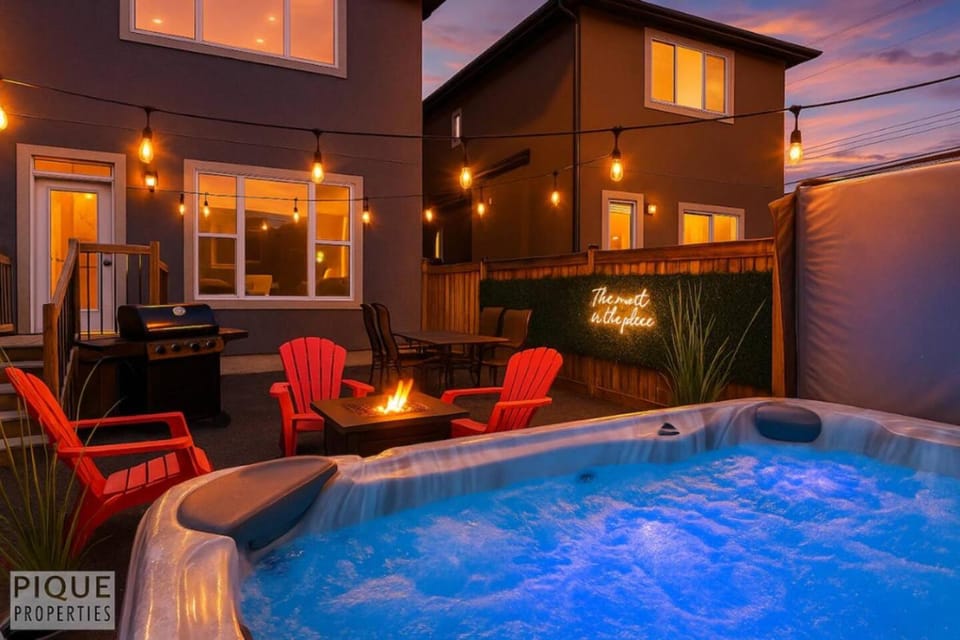 Patio, Night, BBQ facilities, Hot Tub, Seating area, Dining area