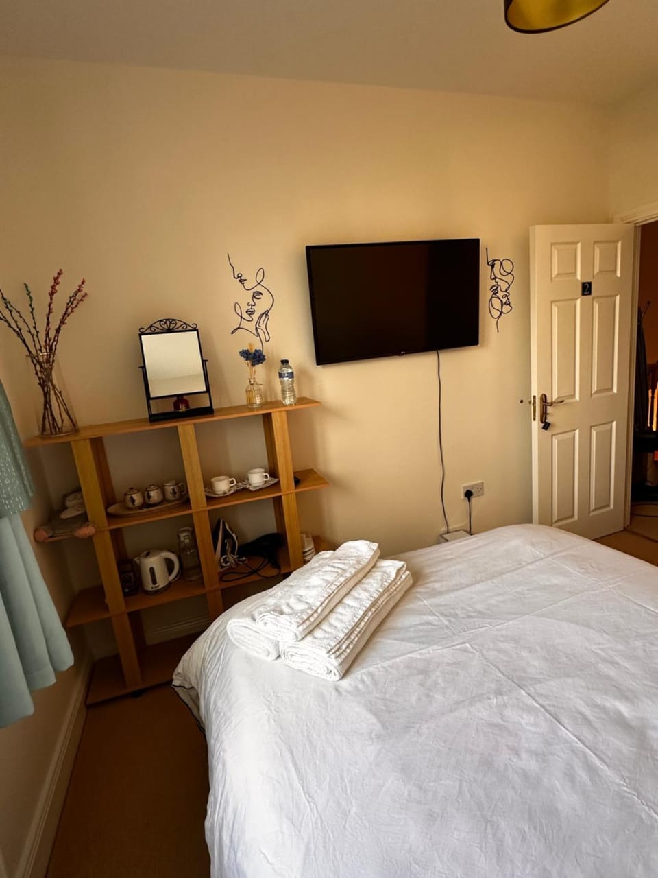 Bed, TV and multimedia, Bedroom