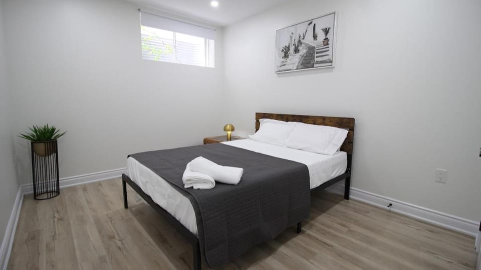 Beautiful Separate Unit, GrandRiver & Kiwanis Park Apartment in Waterloo