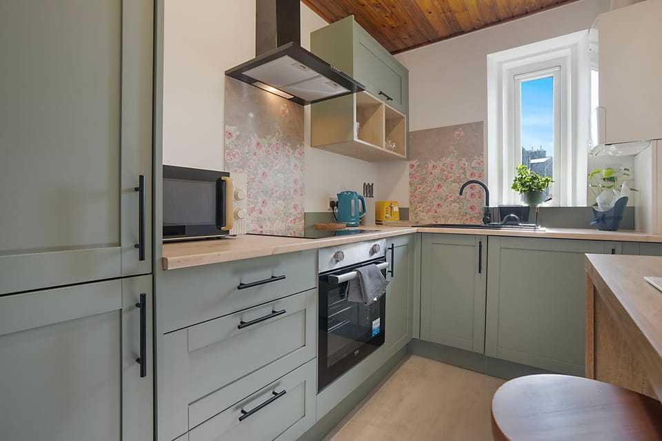 Coffee/tea facilities, Kitchen or kitchenette, microwave, oven, stove, toaster