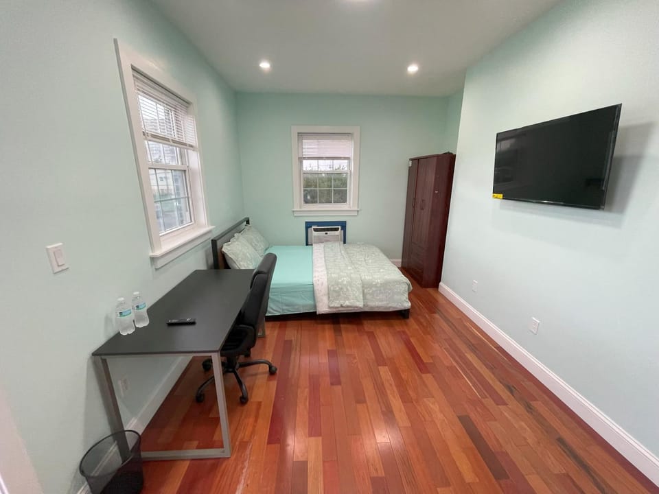 Bed, TV and multimedia, Photo of the whole room, Bedroom