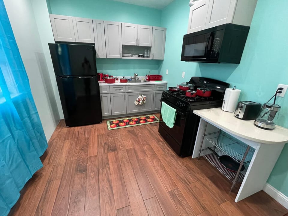 Coffee/tea facilities, Kitchen or kitchenette, stove, toaster