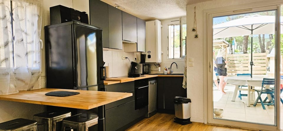 Kitchen or kitchenette, Dining area, dishwasher, minibar, oven, pet friendly, stove