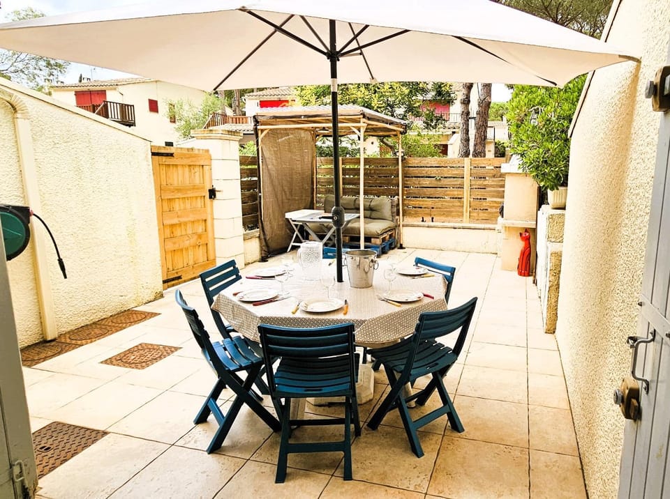 Patio, Day, Balcony/Terrace, Dining area