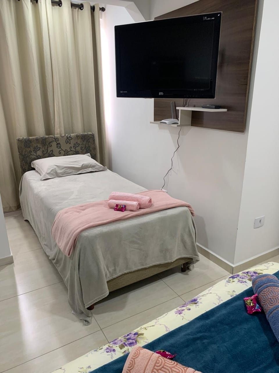 Bed, TV and multimedia, Photo of the whole room, Bedroom, towels
