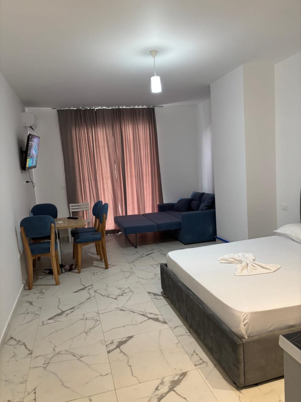 Bed, TV and multimedia, Living room, Photo of the whole room, Seating area, Dining area, Bedroom