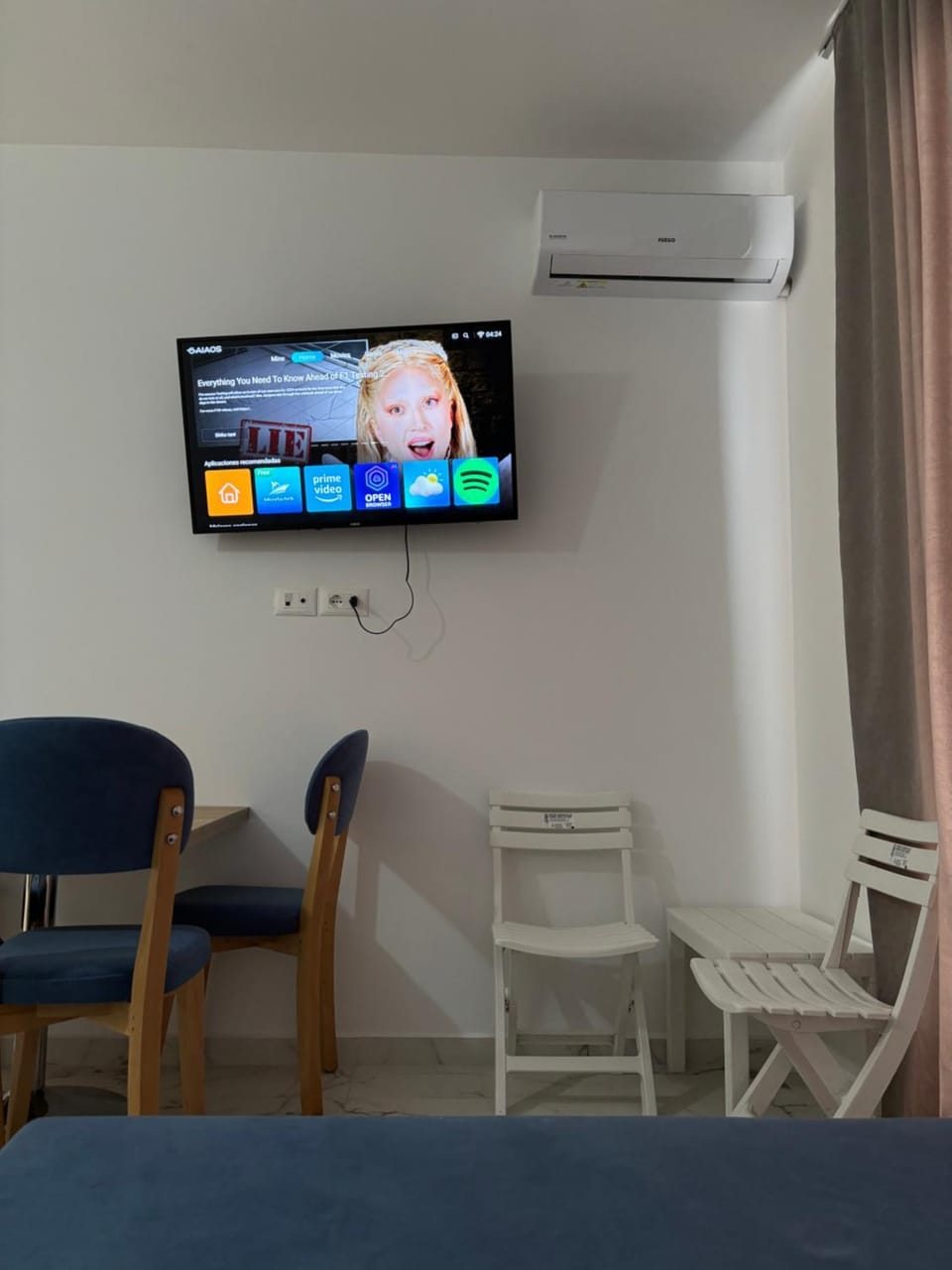 TV and multimedia, Living room, Seating area, Evening entertainment, air conditioner
