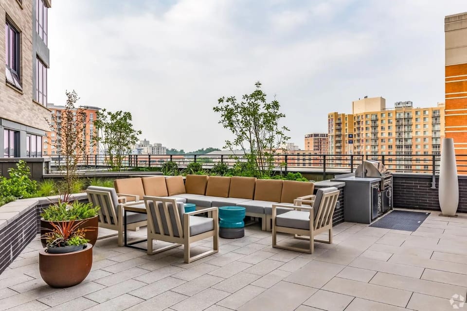 Property building, Patio, BBQ facilities, BBQ facilities, Balcony/Terrace, Food and drinks, Seating area, Landmark view, Mountain view, Pool view, Pool view, Street view, Area and facilities, Swimming pool