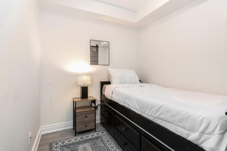 Stylish 2BR with Great View! Steps from Square One Apartment in Mississauga