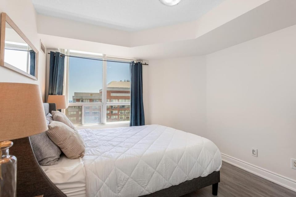 Stylish 2BR with Great View! Steps from Square One Apartment in Mississauga