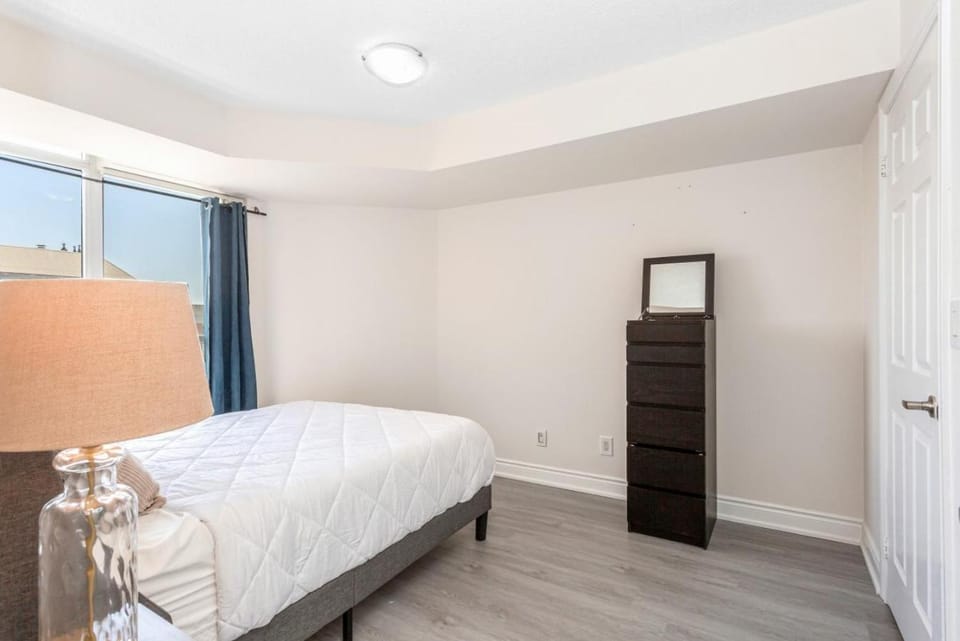 Stylish 2BR with Great View! Steps from Square One Apartment in Mississauga