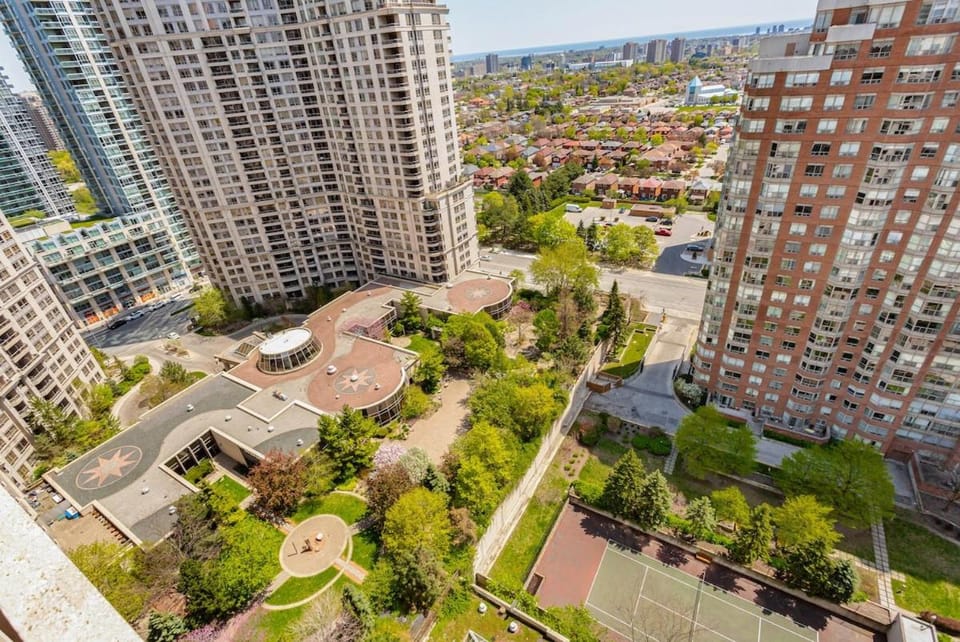Stylish 2BR with Great View! Steps from Square One Apartment in Mississauga