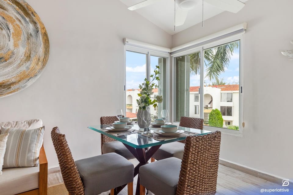 View (from property/room), Seating area, Dining area