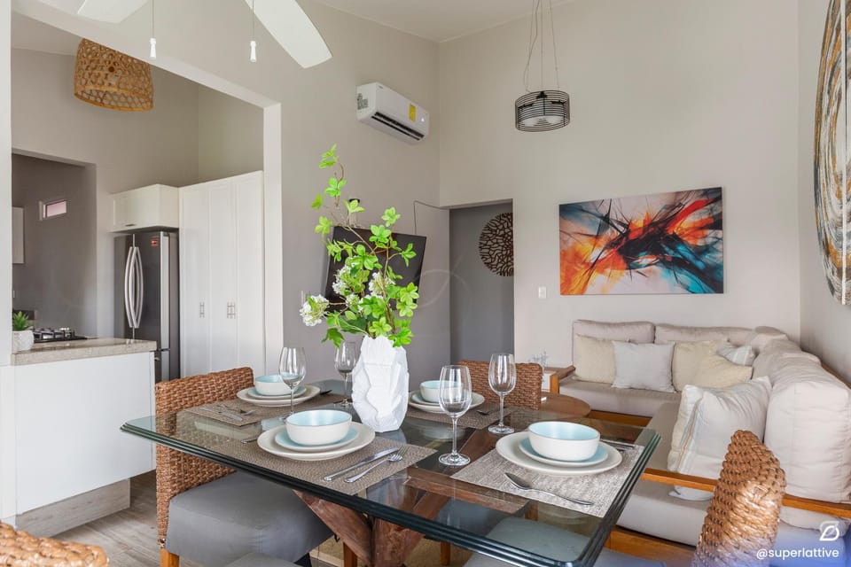 Kitchen or kitchenette, Living room, Seating area, Dining area