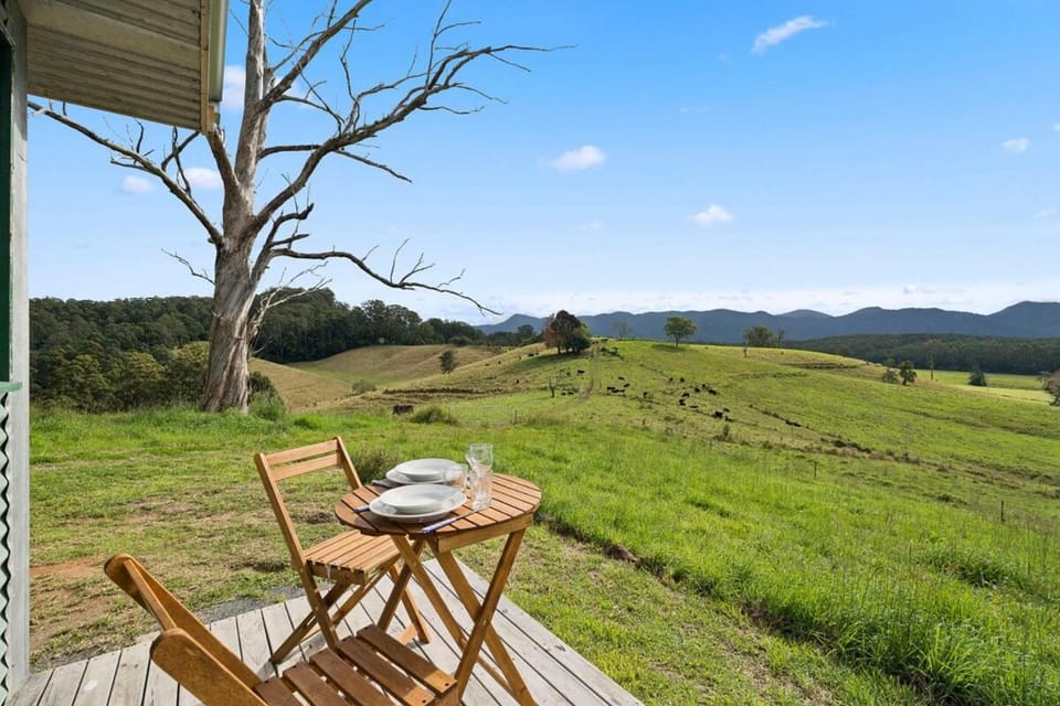 Bakers Hut - Off Grid Farm Stay House in Bellingen