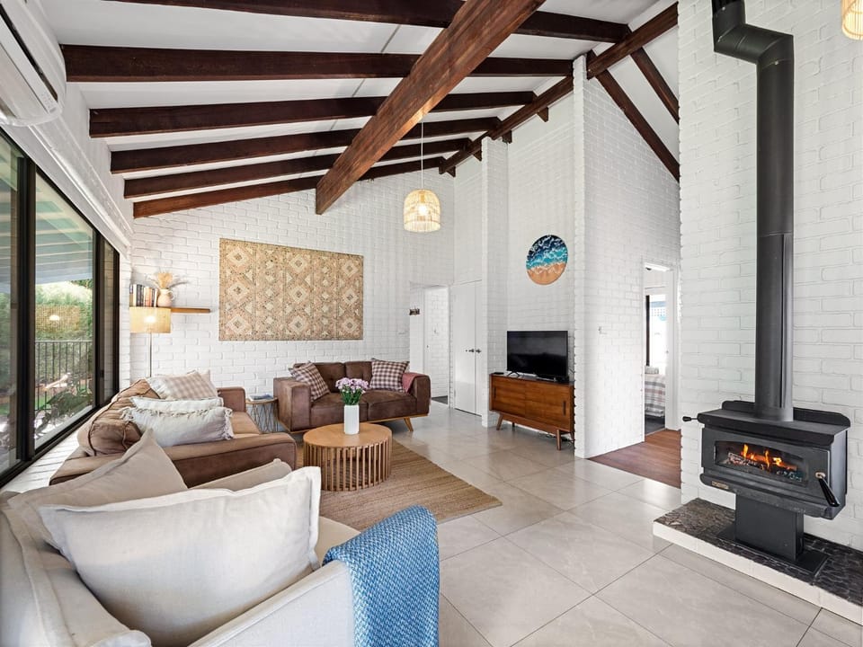 TV and multimedia, Seating area, fireplace