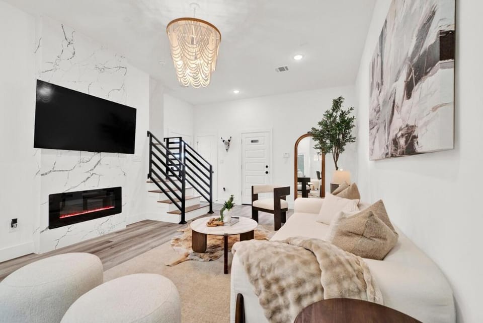 Modern Gated Townhome 5 Mins to NRG & Med Center Apartment in Houston