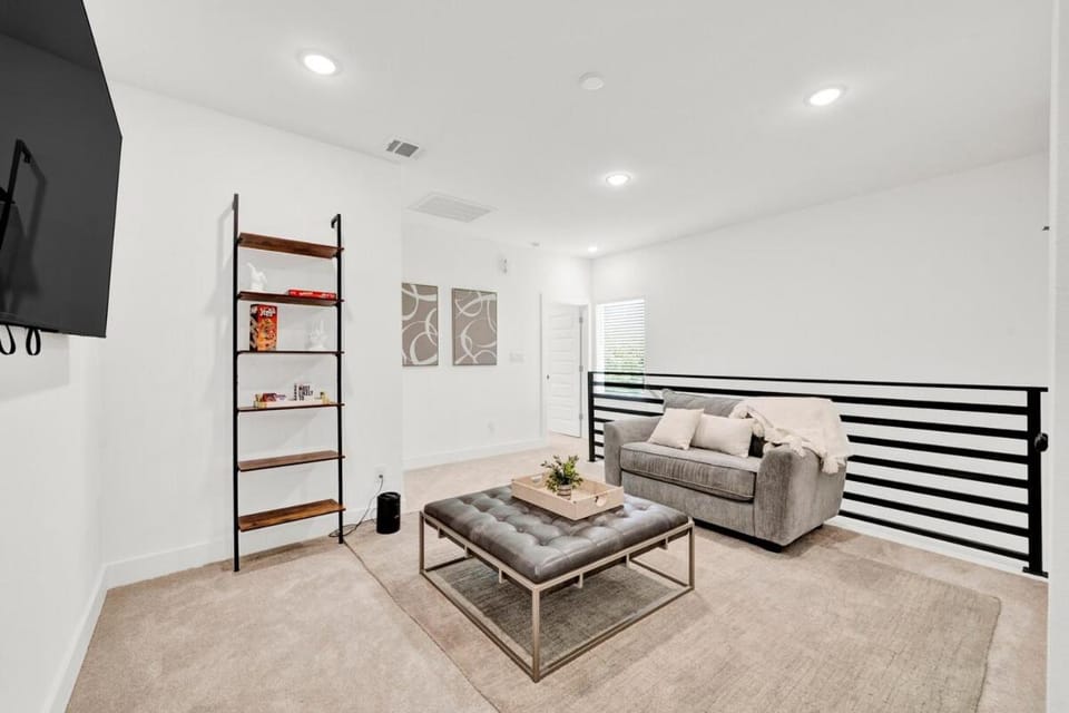 Modern Gated Townhome 5 Mins to NRG & Med Center Apartment in Houston
