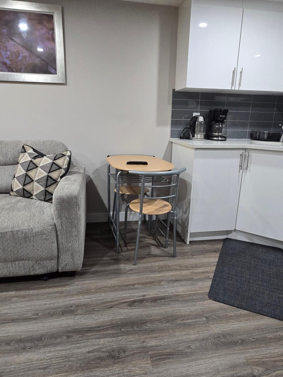 Spacious Basement Suite NW Calgary- 1bedroom, 1Sofabed 4 guest maximum Apartment in Calgary