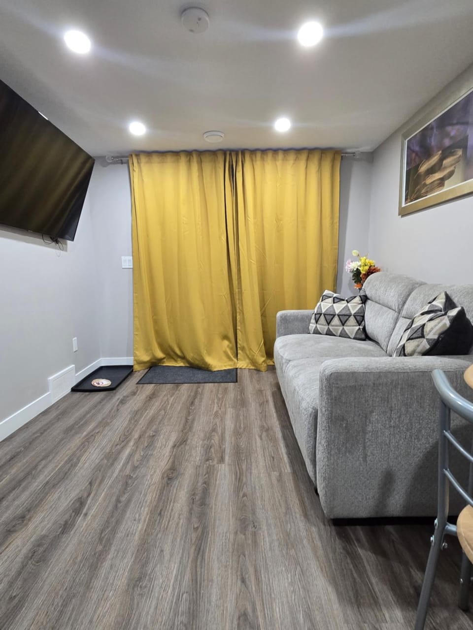 Spacious Basement Suite NW Calgary- 1bedroom, 1Sofabed 4 guest maximum Apartment in Calgary
