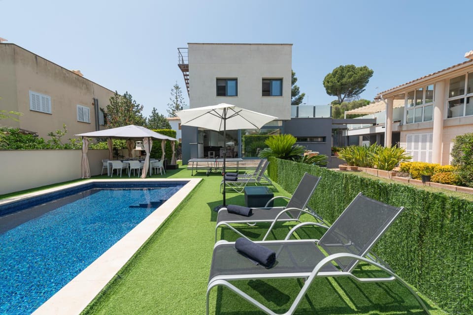 Property building, Garden, Swimming pool, sunbed