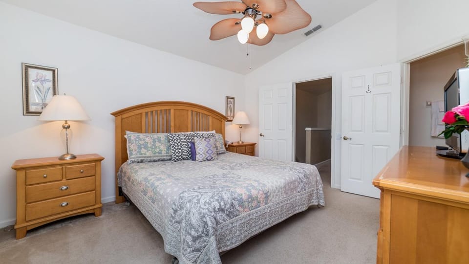 Bed, TV and multimedia, Bedroom