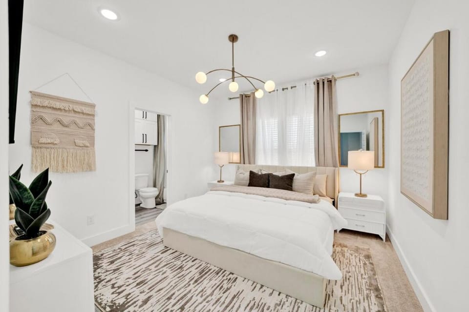 2 Homes in 1 Duplex Walk to NRG and Med Ctr Sleeps 14-20 House in Houston