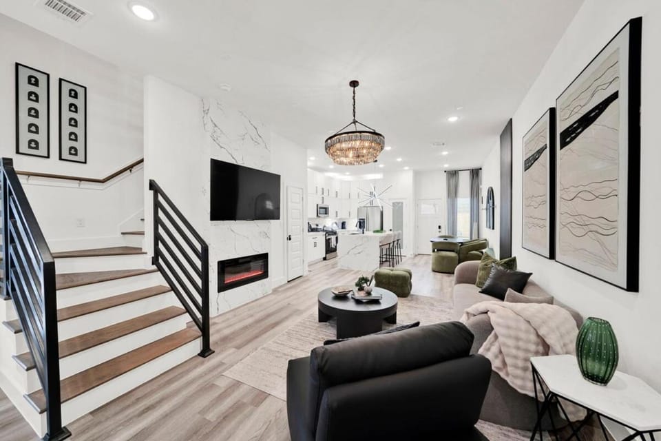 TV and multimedia, Living room, Seating area, Evening entertainment