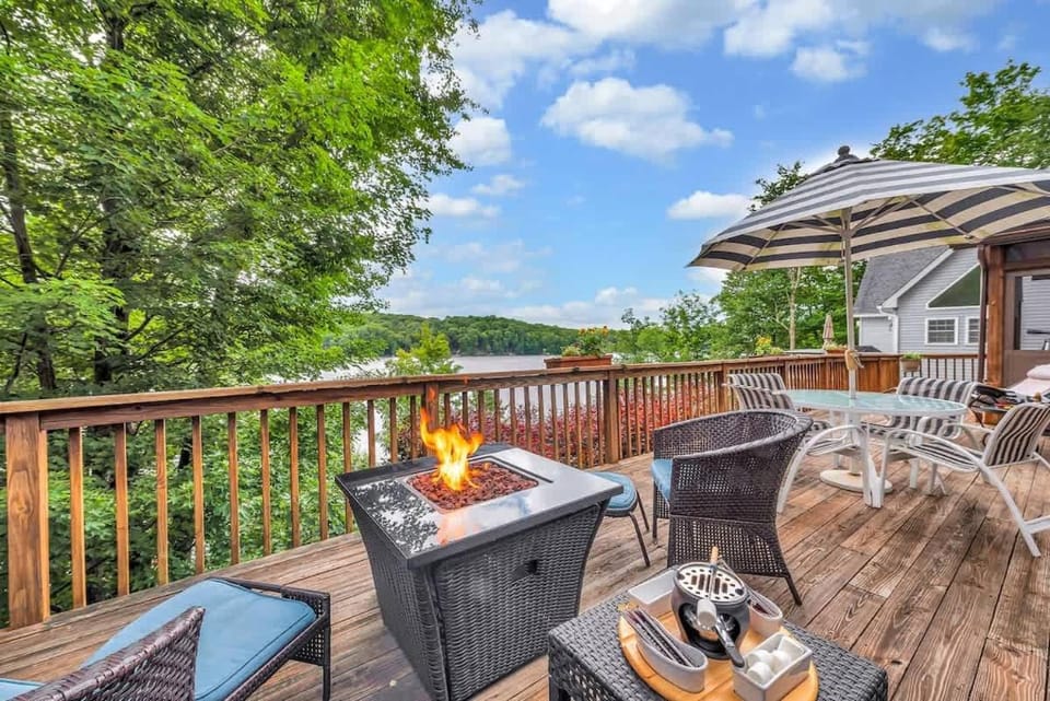 Lakefront at the Hideout House in Lake Ariel